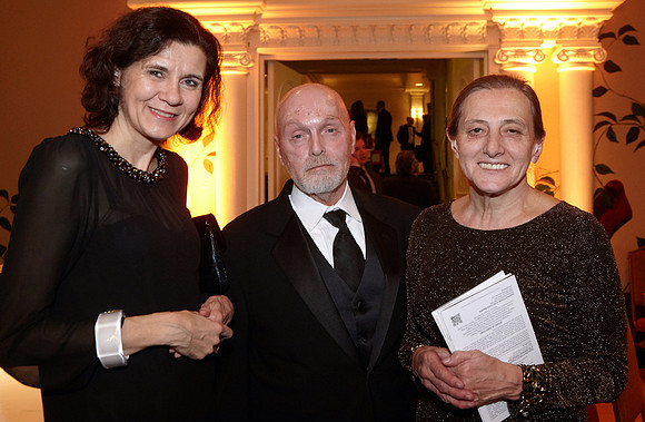 Gala DinnerNovember 18, at 6:30 pmProgram: The Václav Havel Library Foundation and the American Friends of the CzechRepublic have organized a very special Gala Dinner Gala Dinner commemorating thehist